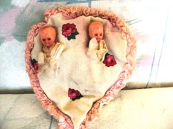 2 2 1/2'' 50S HP BABY DOLLS IN 5'' HEART SHAPE PINCUSHION